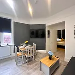 Kensington High Street Posh Flat